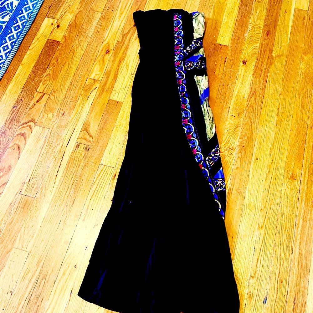 Long black dress with designs - Picture 3 of 5